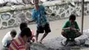 Keceriaan anak-anak bermain dengan sisa pasir letusan gunung merapi di kali code. (Pengirim: Nina) 