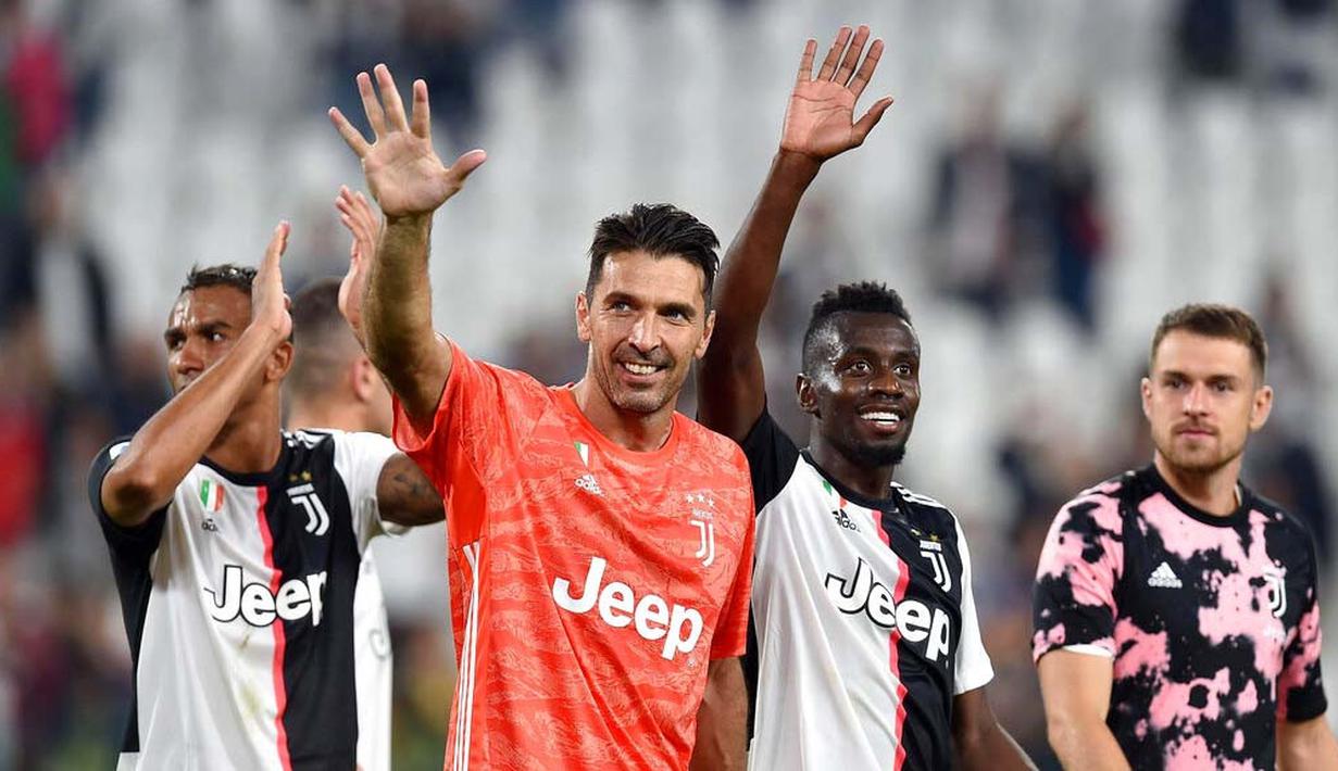 Para pemain Juventus merayakan kemenangan atas Verona pada laga Serie A di Stadion Juventus, Sabtu (21/9/2019). Juventus menang 2-1 atas Verona. (AP/Alessandro Di Marco)