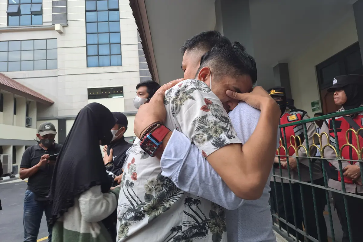 Korban penipuan investasi online Binomo Indra Kesuma alias Indra Kenz menangis histeris, usai majelis hakim memvonis Indra Kenz  di bawah tuntutan Jaksa Penuntut Umum (JPU).