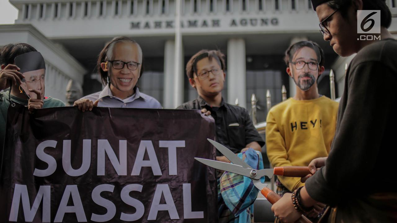 Aksi Teatrikal Depan Gedung Mahkamah Agung