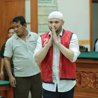 Kebahagiaan terlihat usai pembacaan vonis sidang kasus narkotika yang melibatkan Ridho Rhoma. Setelah melalui serangkaian panjang sejak Maret 2017 silam, akhirnya anak Rhoma Irama itu divonis 10 bulan penjara. (Adrian Putra/Bintang.com)
