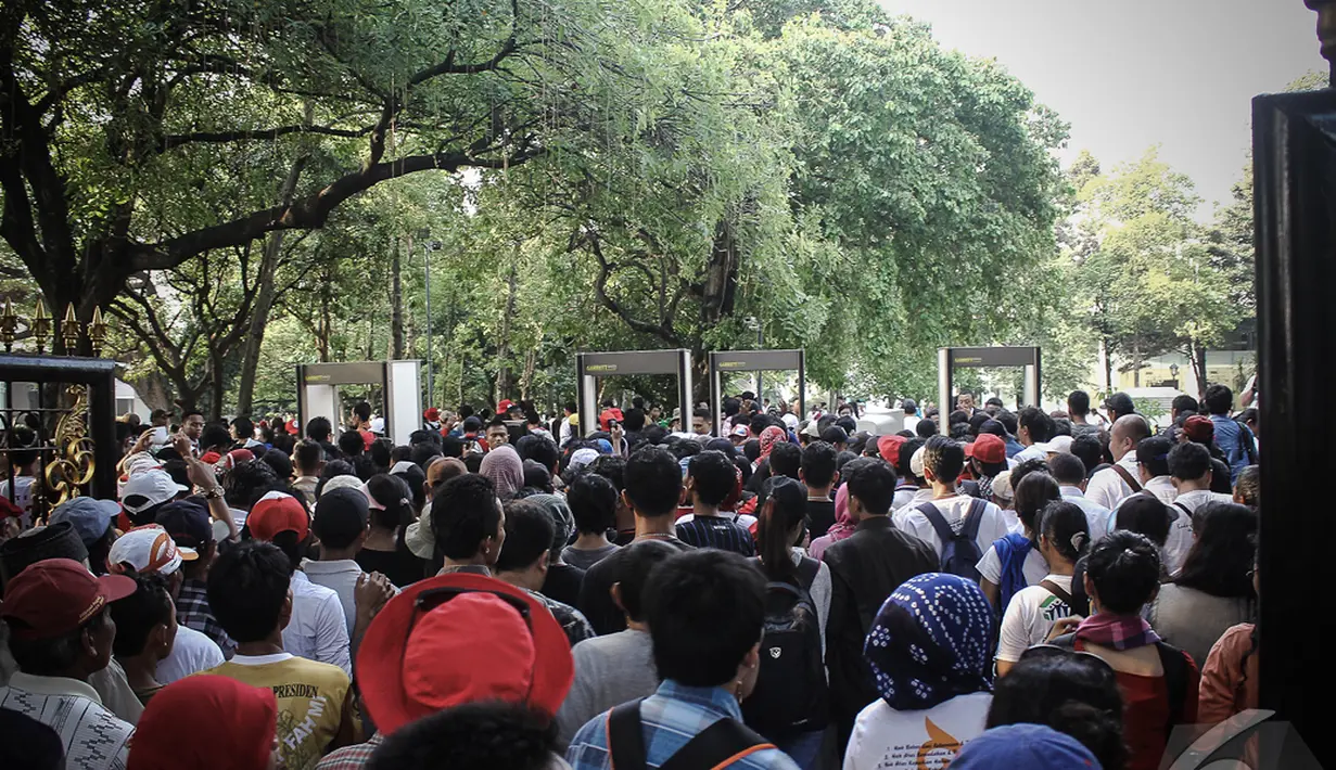Demi ingin melihat Jokowi lebih dekat di Istana Negara, ribuan orang ini rela antri dan berdesak-desakan, Jakarta, Senin (20/10/2014) (Liputan6.com/Faizal Fanani)