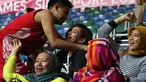 Pebasket putra Indonesia, Andakara Prastawa Dhyaksa, berpelukan dengan sang kekasih, pevoli putri Indonesia, Yolla Yuliana, seusai Indonesia melawan Singapura di OCBC Arena, Singapura. Minggu (14/6). (Bola.com/Arief Bagus)