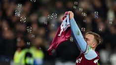 Pemain West Ham United, Jarrod Bowen melakukan selebrasi dengan menunjukkan jersey milik Michail Antonio pada laga lanjutan Liga Inggris 2024/2025 melawan Wolves di London Stadium, London, Inggris, Selasa (10/12/2024) WIB. (AFP/Adrian Dennis)