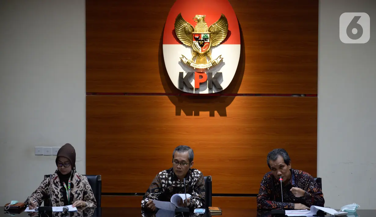 Wakil Ketua KPK Alexander Marwata (tengah) bersama Deputi Pencegahan KPK Pahala Nainggolan (kanan) memberikan keterangan hasil kajian Program Kartu Prakerja, di Gedung KPK, Jakarta, Kamis (18/6/2020). (merdeka.com/Dwi Narwoko)