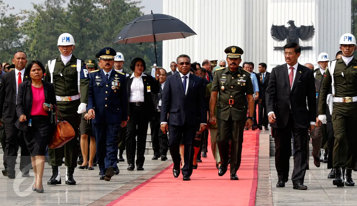 PM Timor Leste Rui Araujo (tengah) berjalan keluar usai mengunjungi TMP Kalibata, Jakarta, Rabu (26/8/2015). Ini merupakan kunjungan pertama Araoujo ke Indonesia sejak dilantik pada 16 Februari 2015 lalu. (Liputan6.com/Yoppy Renato)