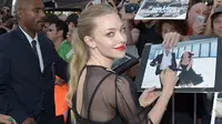 Amanda Seyfried Tersedak Kumis Pria Saat Syuting Film