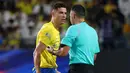 Pemain Al-Nassr, Cristiano Ronaldo (kiri) melakukan protes terhadap wasit laga lanjutan Liga Arab Saudi melawan Abha yang berlangsung di King Saud University Stadium, Riyadh, Arab Saudi, Jumat (06/10/2023) malam WIB. Ronaldo sempat mencetak gol pada laga tersebut pada menit ke-66 namun dianulir oleh wasit karena offside. (AFP/Fayez Nureldine)