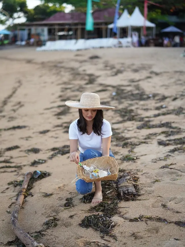 Potret Raline Shah Lakukan Bersih Pantai. (Sumber: Instagram/ralineshah)
