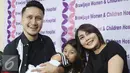 Arie Untung dan Fenita menggelar jumpa pers pasca kelahiran anak ke-3 mereka di RS Brawijaya, Jakarta, Kamis (25/8). Mereka dikaruniai anak ketiga dengan jenis kelamin laki-laki yang lahir di Jakarta, 23 Agustus 2016. (Liputan6.com/Herman Zakharia)