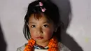 Potret gadis berusia lima tahun bernama Nihira Bajracharya yang akan diangkat menjadi Dewi Hidup atau Kumari saat berada di sebuah kuil Hindu di Patan, Lalitpur, Nepal (5/2). (AP Photo / Niranjan Shrestha)