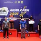 Seremoni juara Tunggal Taruna Putri U-19 Yuzu Isotonic Akmil Open 2021 yang dimenangkan oleh Ruzana di GOR Djarum, Magelang, Jawa Tengah Minggu, 7 November.( foto: Istimewa)