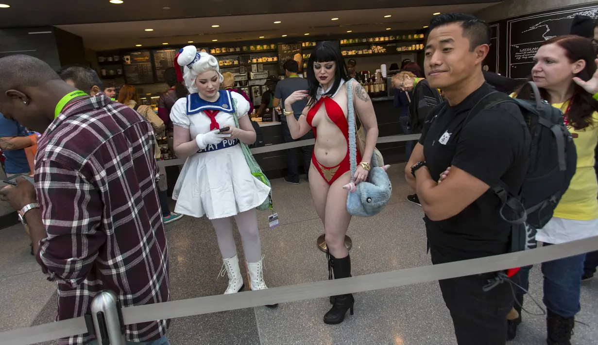 Destiny Nickelsen (kiri) berkostum Mrs Stay Puft dan Dangrrr Doll (kanan) (pusat R) berkostum Vampirella saat meramaikan hari   kedua New York Comic Con di   Manhattan, New York, Jumat   (9/10/2015). (REUTERS/Andrew Kelly)