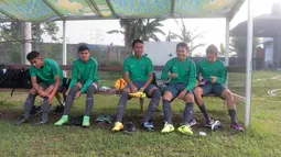 Pemain Timnas U-19, Egy Maulana Vikri (kanan) dan rekan-rekannya bersiap saat mengikuti sesi latihan Perdana di Lapangan LFA, Bekasi, Jumat (29/9/2017). Latihan tersebut merupakan persiapan uji coba melawan Kamboja. (Bola.com/Nicklas Hanoatubun)