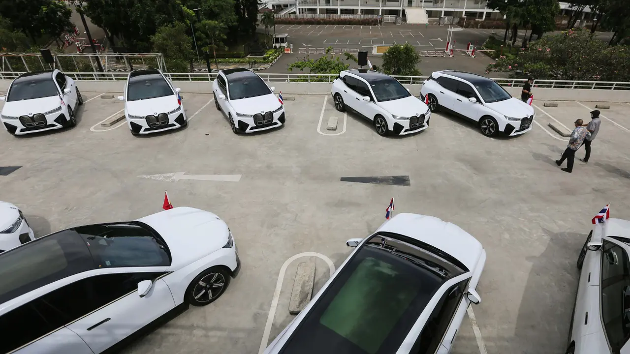13 Mobil Litrik BMW iX Resmi Jadi Mobil KTT ASEAN 2023