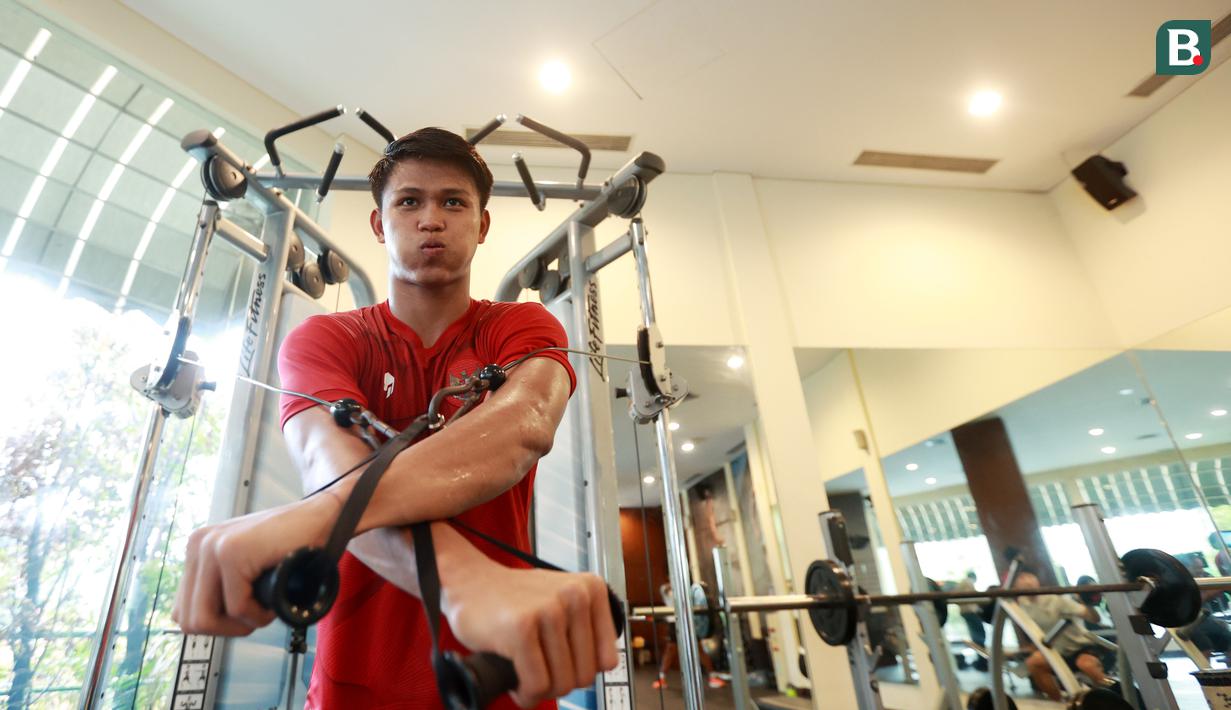 <p>Pemain Indonesia U-20, Hokky Caraka, melakukan latihan di Gym Hotel Sultan, Jakarta, Jumat (24/2/2023). Skuad Garuda Nusantara batal menggelar latihan di Lapangan A Senayan, Jakarta. (Bola.com/M Iqbal Ichsan)</p>