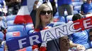 Fans cantik Prancis membentangkan syal memberi dukungan kepada timnya saat melawan Rep.Irlandia pada babak 16 besar Piala Eropa 2016 di Stade de Lyon, Lyon, Prancis,(26/6/2016). (EPA/Robert Ghement)