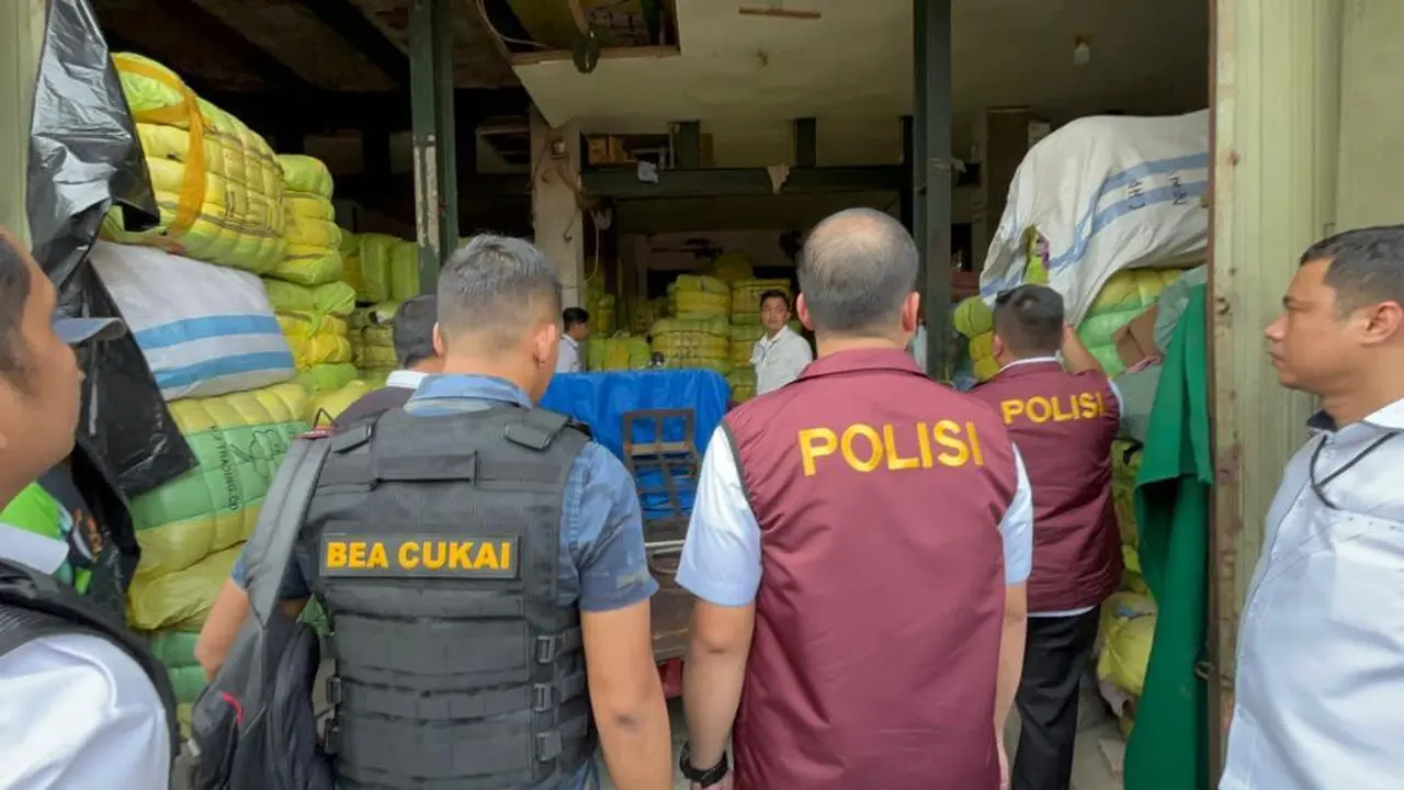 Polisi melakukan penggerebekan terhadap sejumlah toko diduga terkait importasi pakaian bekas ilegal, di tiga lokasi. Salah satunya di Pasar Senen Blok III, Jakarta Pusat.