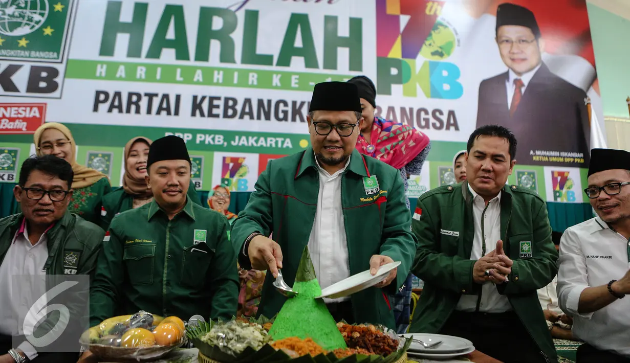 Ketua Umum PKB, Muhaimin Iskandar memotong nasi tumpeng saat peringatan Hari Lahir (Harlah) ke-17 PKB di Kantor DPP PKB, Jakarta, Kamis (23/7/2015). Harlah tersebut dihadiri oleh ratusan anak yatim. (Liputan6.com/Faizal Fanani)