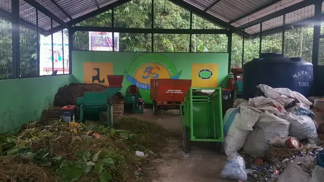 Padat Karya Tunai (PKT) atau biasa dikenal program Tempat Pengelolaan Sampah Reduce, Reuse, dan Recycle (TPS-3R).