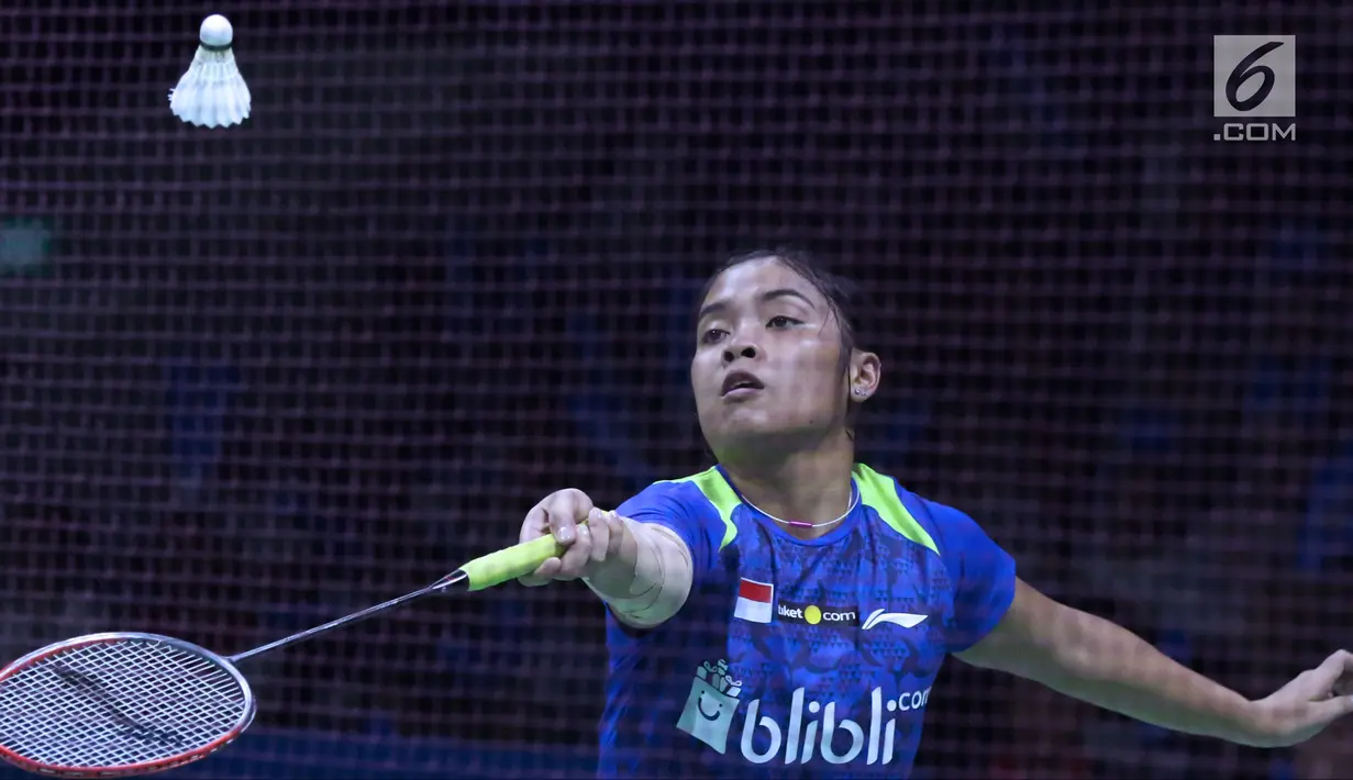 Tunggal putri Indonesia, Gregoria Mariska Tunjung mengembalikan kok ke pebulu tangkis Thailand, Ratchanok Intanon pada 16 besar Indonesia Open 2018 di Istora GBK, Jakarta, Kamis (5/7). Gregoria kalah 21-11, 17-21, 21-14. (Liputan6.com/Helmi Fithriansyah)