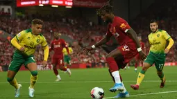 Striker Liverpool, Divock Origi, berusaha mengontrol bola saat melawan Norwich pada laga Premier League di Stadion Anfield, Liverpool, Jumat (9/8). Liverpool menang 4-1 atas Norwich. (AFP/Oli Scarff)