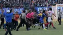 Wasit Maulana terlibat keributan dengan pemain Persis dalam final lanjutan Piala Polda Jateng di Stadion Jatidiri, Semarang, Minggu (2/8/2015). (Bola.com/Vincensius Sawarno)