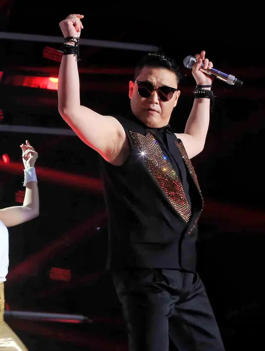 Tampil sebagai penutup dalam acara Oppo Selfie Fest, Dare to Dream, Kamis (24/11) malam, PSY sukses menghibur para penggemarnya. Dari atas panggung ia mengucapkan terima kasih pada penggemar. (Adrian Putra/Bintang.com)