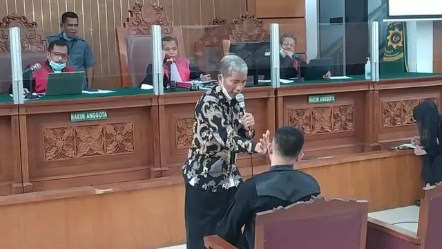 M Kece saat memberikan kesaksian dalam persidangan lanjutan kasus dugaan penganiayaan dengan terdakwa Irjen Napoleon Bonaparte. (Merdeka.com/Nur Habibie)