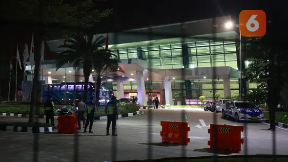 Bus yang akan mengangkut pemain Timnas Argentina terparkir di halaman gedung VVIP Bandara Internasional Soekarno Hatta, Cengkareng, Tangerang, Jumat (16/6/2023). (Bola.com/Muhammad Iqbal Ichsan)