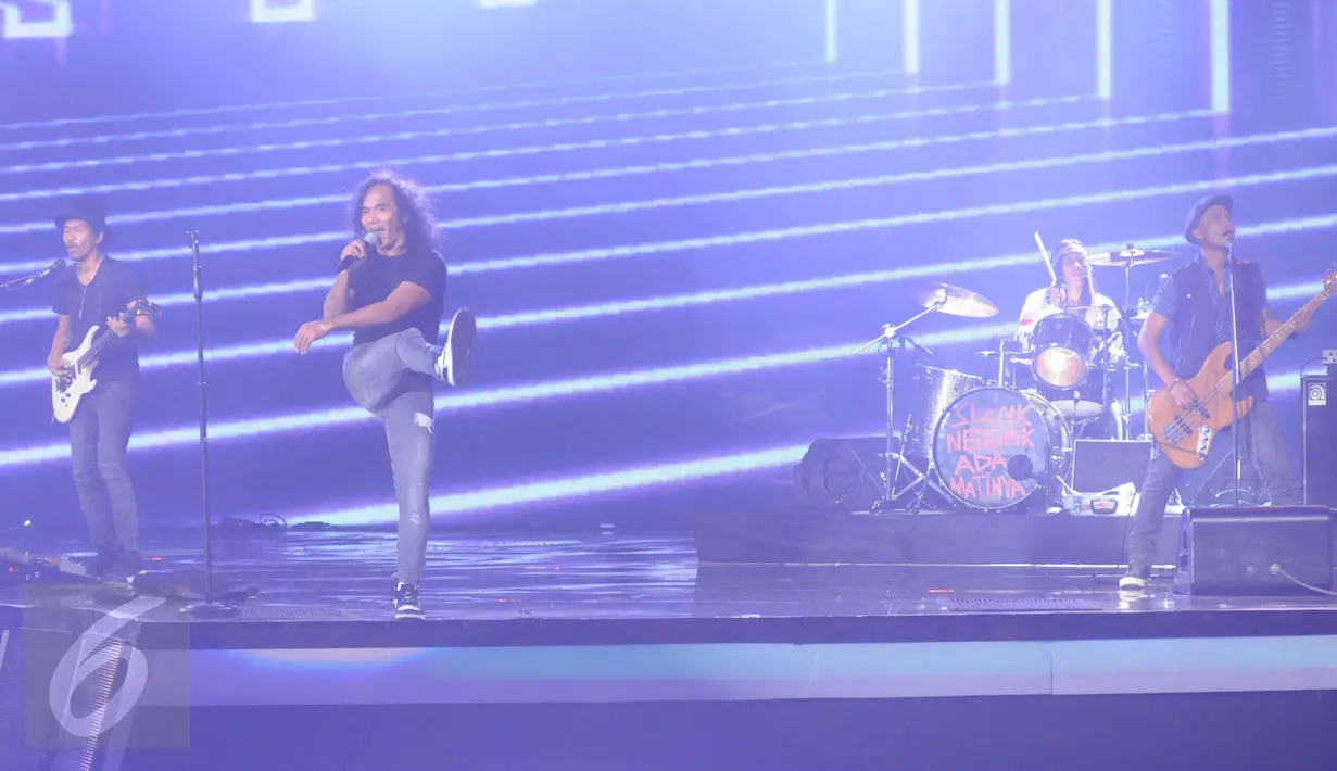 Slank beraksi di panggung Konser Raya 22 Indosiar, Jakarta, Rabu (11/1). Pada kesempatan itu, Slank membawakan lagu terbaru mereka yang baru akan diluncurkan Februari mendatang. (Liputan6.com/Helmi Afandi)