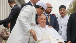 Imam Besar Masjid Istiqlal Nasaruddin Umar (kiri) mencium Pemimpin Takhta Suci Vatikan Paus Fransiskus usai melakukan foto bersama di Masjid Istiqlal, Jakarta, Kamis (5/9/2024). (Liputan6.com/Herman Zakharia)