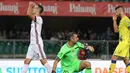 Pemain AC Milan, Nikola Kalinic (kiri) merayakan gol ke gawang ChievoVerona pada laga Serie A di Bentegodi stadium, Verona, (25/10/2017). AC Milan menang 4-1. (Filippo Venezia/ANSA via AP)