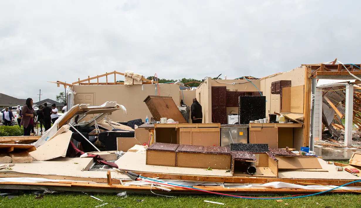 Sebuah rumah yang rusak akibat dihantam Tornado di Monroe, La, Minggu (12/4/2020). Pusat Prediksi Badai (SPC) menyatakan, tornado berlanjut sepanjang malam di Mississippi, serta di negara bagian lain yakni Alabama dan Georgia. (Nicolas Galindo/The News-Star via AP)