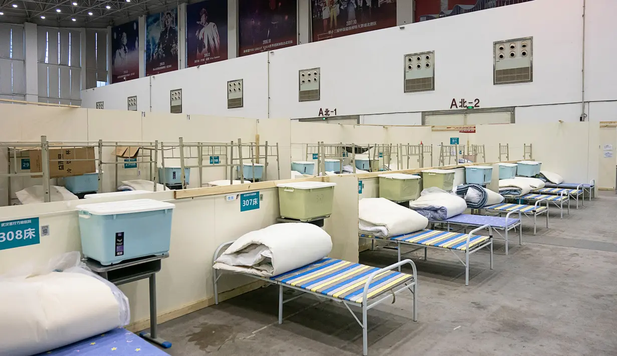 Foto yang diabadikan pada 7 Maret 2020 ini menunjukkan bagian dalam rumah sakit darurat "Ruang Tamu Wuhan" di Wuhan, Provinsi Hubei, China tengah. Rumah sakit tersebut akan sepenuhnya didesinfeksi dan diperkirakan akan resmi ditutup pada Minggu (8/3). (Xinhua/Xiong Qi)