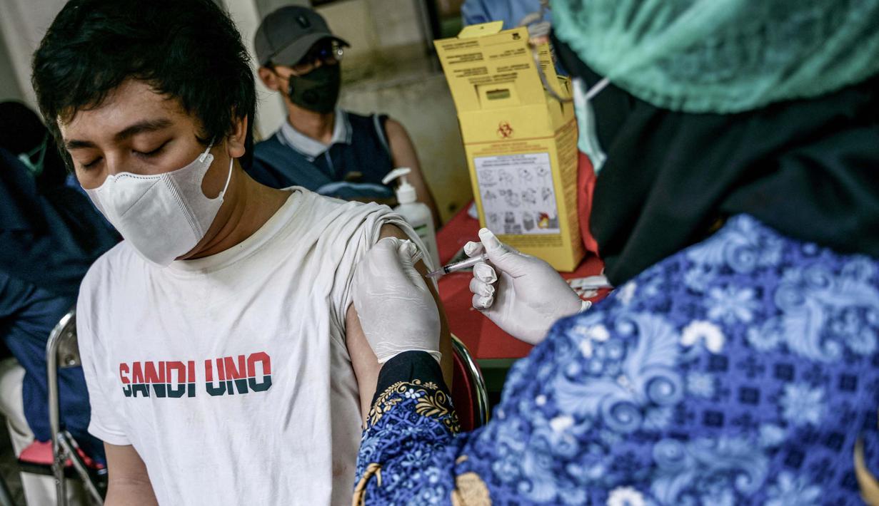 Selain vaksinasi, masyarakat juga diminta selalu mempraktekan kebiasaan mencuci tangan guna memberikan perlindungan optimal dari penularan COVID-19. (BAY ISMOYO/AFP)