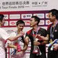 Ganda putra Indonesia, Mohammad Ahsan / Hendra Setiawan, berhasil mengalahkan ganda Jepang, Hiroyuki Endo / Yuta Watanabe, pada BWF World Tour di Tianhe Sports Center, Guangzhou, Minggu (15/12/2019). Ahsan / Hendra menang 24-22 dan 21-19. (AP/Andy Wong)