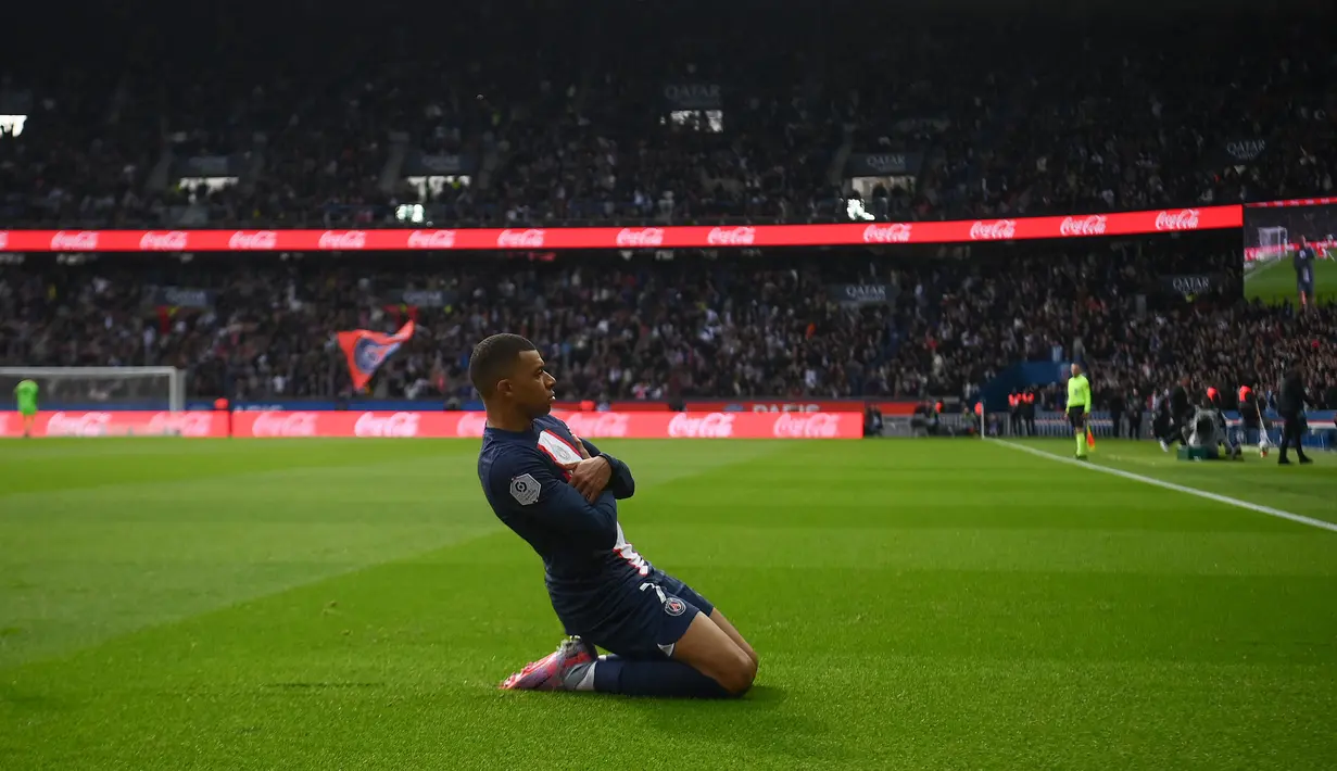 <p>Pemain Paris Saint-Germain, Kylian Mbappe melakukan selebrasi setelah mencetak gol ke gawang LOSC Lille pada laga lanjutan Liga Prancis 2022/2023 di Parc des Princes Stadium, Paris, Prancis, 19 Februari 2023. (AFP/Franck Fife)</p>