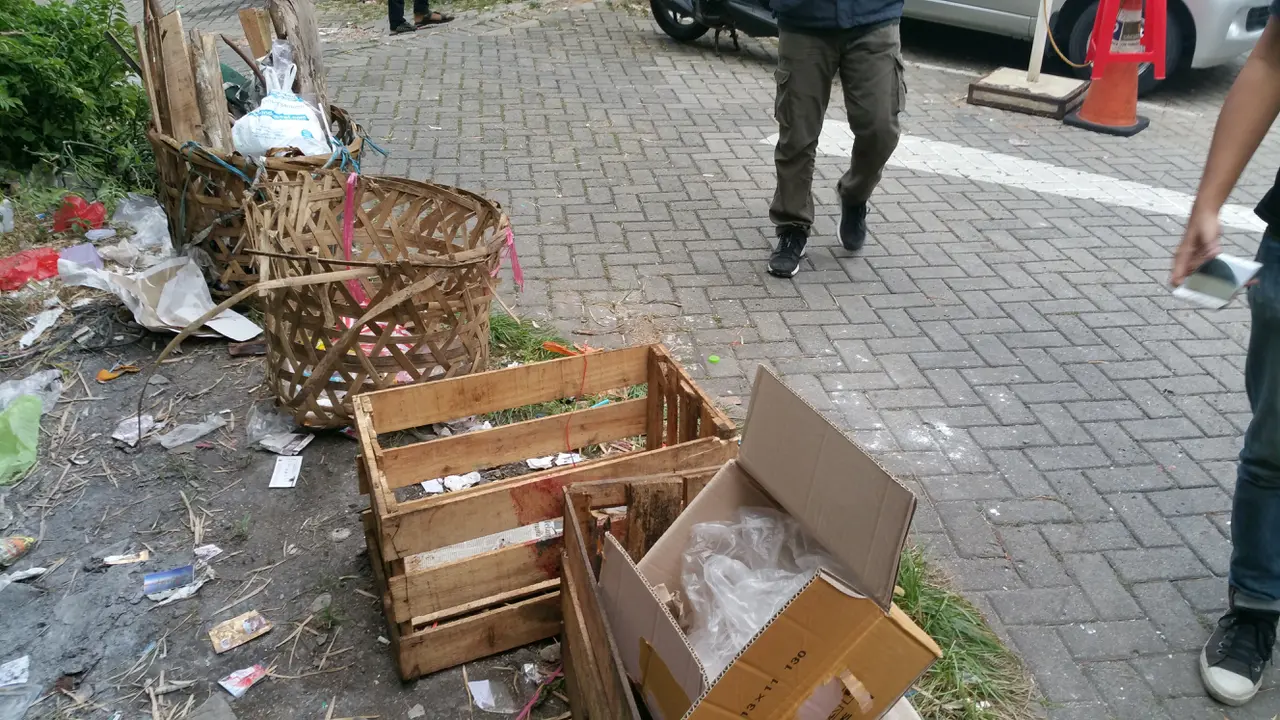 Tempat sampah depan bangunan diduga tempat pesta seks gay di Kelapa Gading banyak berserakan sampah bungkus kondom.