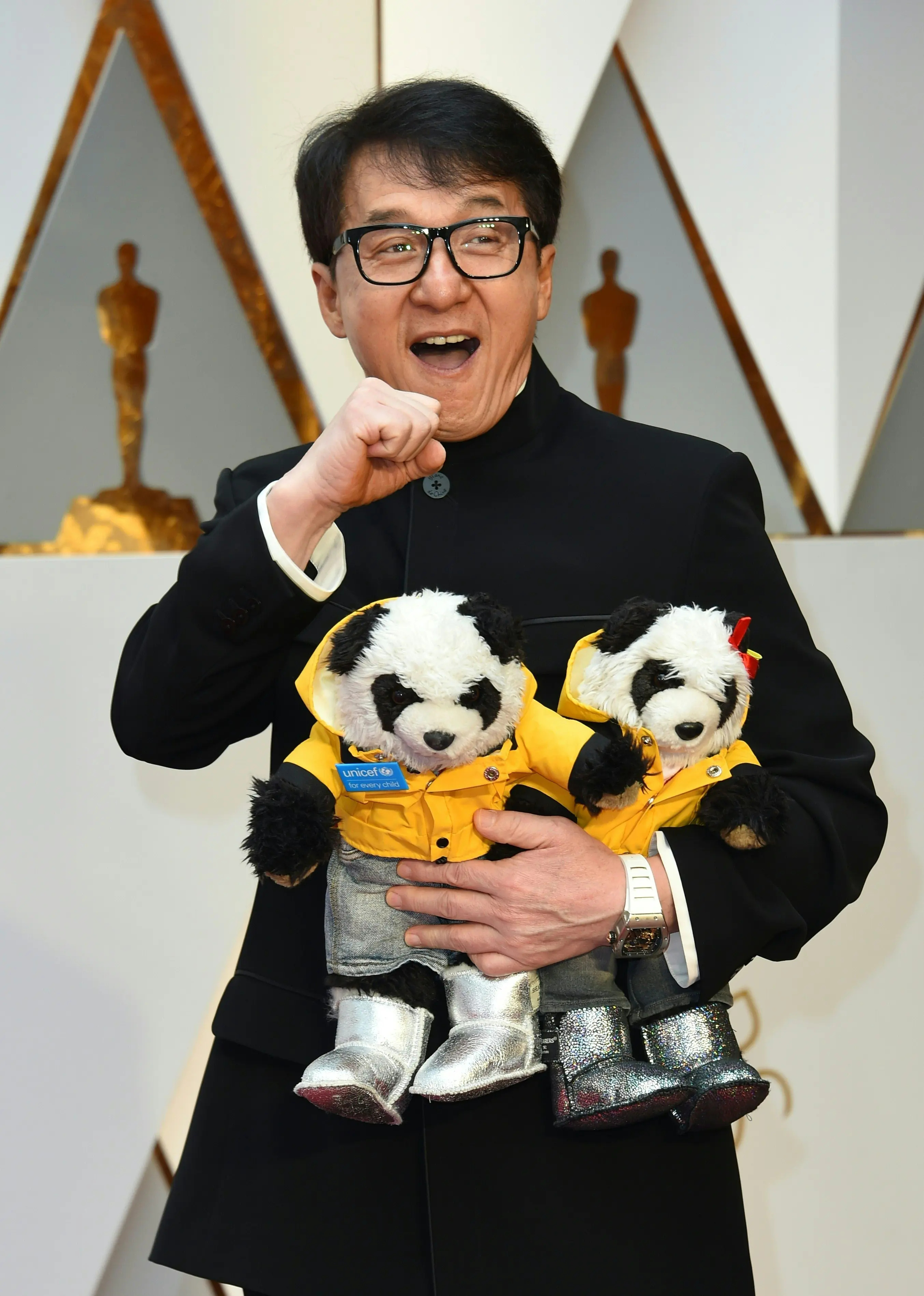 Tidak hanya acara Oscar, aktor yang banyak membintangi film laga itu mengaku kemanapun ia pergi selalu membawanya. Boneka panda itu juga didandani seragam jaket kuning, celana jeans dan sepatu warna silver. (AFP/Bintang.com)