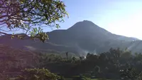 Warga sekitar Gunung Talang diimbau tidak melakukan aktivitas di radius 2 kilometer dari kawasan puncak.
