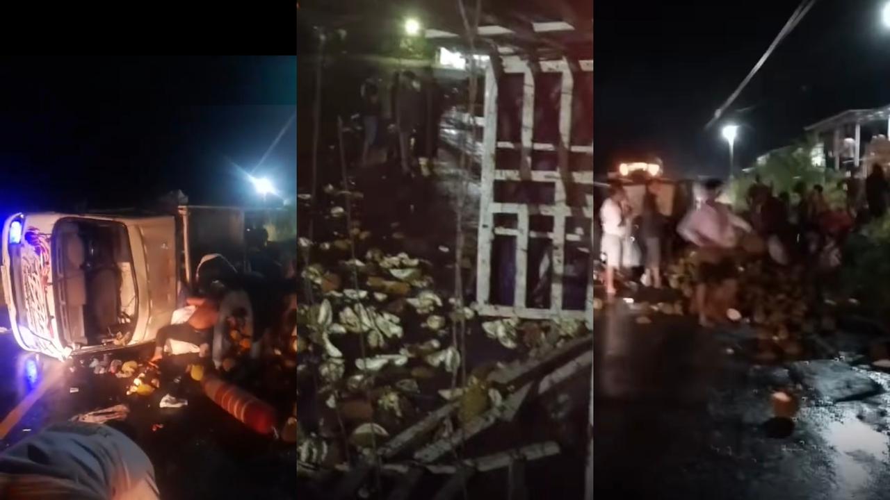 Mobil pikap bermuatan durian yang terguling di Kecamatan Baradatu, Way Kanan. Foto : (Istimewa).