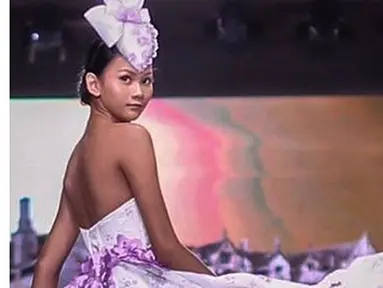 Aurra Kharishma diketahui telah menggeluti dunia model sejak berusia 14 tahun. Bahkan, wanita kelahiran 27 November 1999 ini sering mengikuti berbagai event runway. (Liputan6.com/IG/@aurrakharishma)