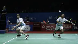 Ganda putra Indonesia, Fajar Alfian/Muhammad Rian Ardianto, mengembalikan kok saat melawan ganda China, Huang Kai Xiang/Liu Cheng, pada Indonesia Open 2019 di Istora Senayan, Rabu (17/7). Fajar/Rian menang 18-21, 21-14, 21-16. (Bola.com/Yoppy Renato)