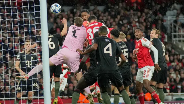 Momen saat Jurrien Timber mencetak gol di laga Arsenal vs Bayern Munchen di matchday 5 Liga Champions 2025/2026 di Emirates Stadium, Kamis (27/11/2025). (AP Photo/Kin Cheung)