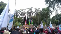 Massa buruh dari beberapa serikat pekerja melakukan aksi menolak UU Cipta Kerja di halaman gedung Balai Kota Bogor, Rabu (21/10/2020). (Liputan6.com/Achmad Sudarno)