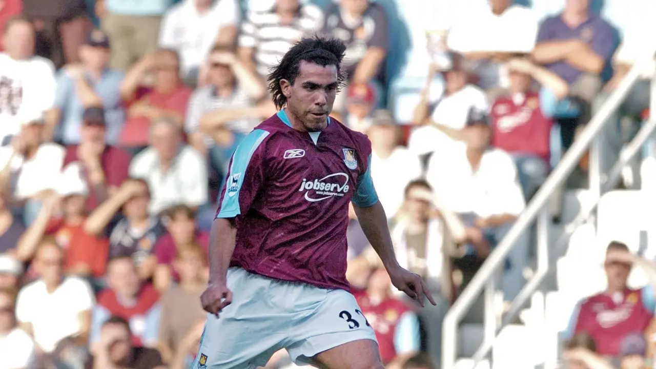 Carlos Tevez saat memperkuat West Ham United