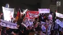 Para slankers membentangkan spanduk pada konser perayaan ulang tahun ke-34 Slank di JIExpo Kemayoran, Jakarta Pusat, Selasa (26/12). Konser kali ini menjadi ajang reuni bagi Slankers, penggemar Slank, dari penjuru Indonesia. (Liputan6.com/Herman Zakharia)