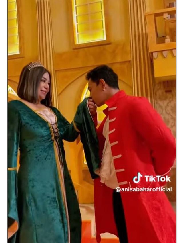 6 Potret Kebersamaan Anisa Bahar dan Pacar Brondongnya, Lebih Muda 19 Tahun