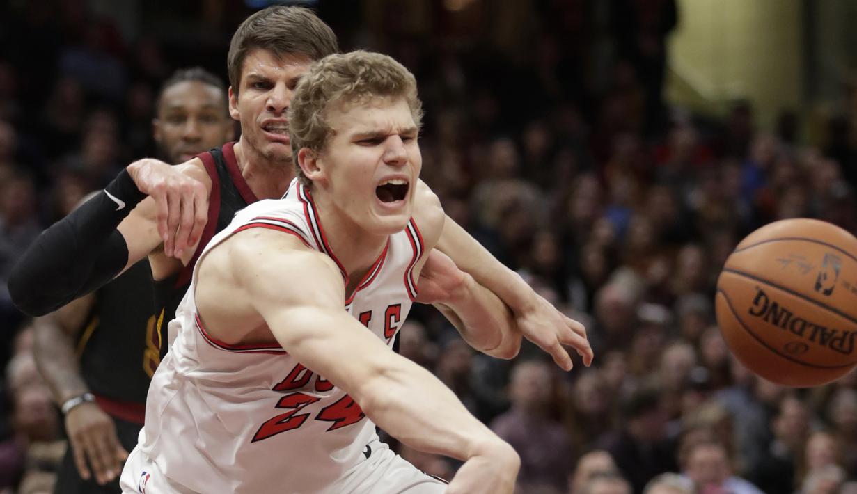 Pemain Chicago Bulls, Lauri Markkanen kehilangan bola saat berduel dengan pemain Cleveland Cavaliers, Kyle Korver pada laga NBA basketball game di Quicken Loans Arena, Cleveland, (21/12/2017). Cleveland menang 115-112. (AP/Tony Dejak)